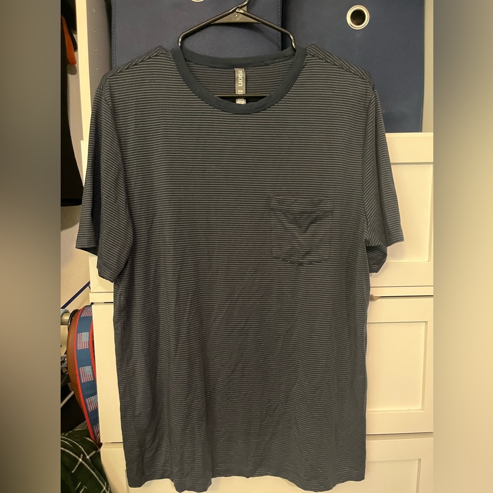 Men’s Vuori linear tech shirt